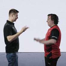 a man wearing a red and black shirt that says dreamland on it