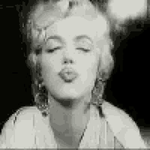 Marilyn Monroe Kiss GIF - Marilyn Monroe Kiss Smiling GIFs