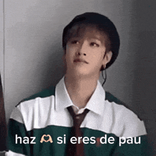a young man wearing a hat and tie with the words haz si eres de pau written below him