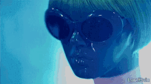 a picture of a woman wearing sunglasses with the words laudrain written below it