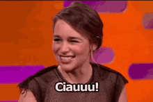 Ciao Ciauu Emilia Clarke Trono Di Spade Daenerys Targaryen Khaleesi GIF - Hello Hi Emilia Clarke GIFs