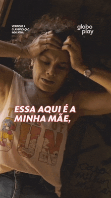 a woman holding her head with the words essa aqui e a minha mae