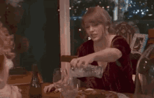 taylor swift pour drinks stare