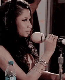 Nicki Minaj Sing GIF - Nicki Minaj Sing Mic GIFs