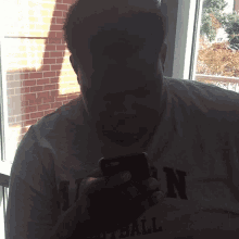 a man wearing a shirt that says n on it