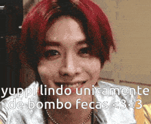 a man with red hair and a necklace is smiling with a caption that says vuppi lindo unicamente de bombo fecas