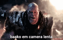 thanos says baako em camera lenta while standing in the dark