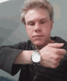 Wristwatch GIF - Wristwatch GIFs