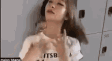Huh Yunjin Lesserafim Choking Herself Jisungpill GIF
