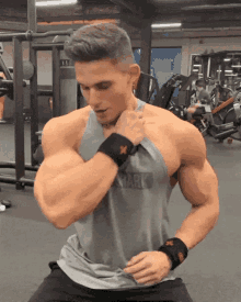 Gym Biceps GIF - Gym Biceps Flexing GIFs