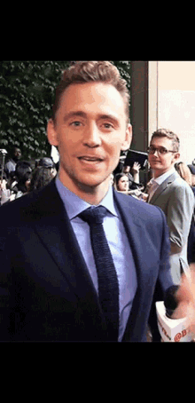 Tom Hiddleston Smile GIF - Tom Hiddleston Smile Peace Sign GIFs