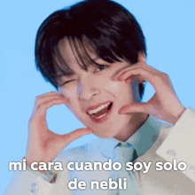 a young man is making a funny face with the words mi cara cuando soy solo de nebli above him