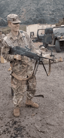 Machine Gun GIF - Machine Gun M249 GIFs