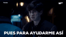 a young man stands in a dark room with the words mejor haberos largo above him