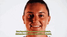 a woman is smiling and says " estoy impaciente por conocer todo el mundo "