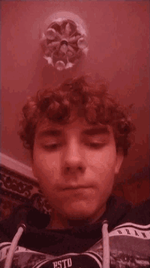 a young man with curly hair is wearing a shirt that says esto on it