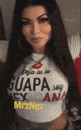 a woman wearing a t-shirt that says deja tu lo guapa soy mexican