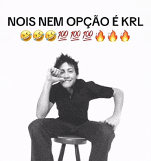 a picture of a man sitting on a stool with the words nos nem opcao e krl above him