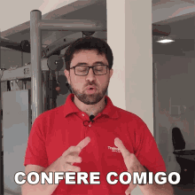 a man wearing glasses and a red shirt with the word confere comigo written on it