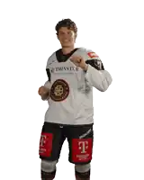 a man wearing a jersey that says ' deutscher bb hockey bund ' on it