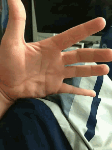 sac fingers hand waving