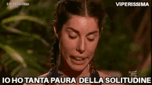 a woman with her eyes closed and the words io ho tanta paura della solitudine written below her
