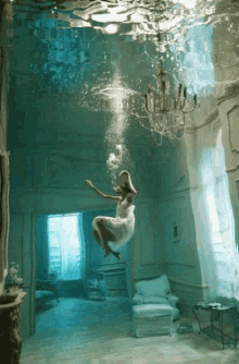 Strong Woman Visual Arts GIF - Strong Woman Visual Arts Underwater GIFs