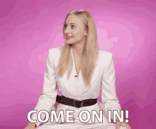 Sophie Turner Come On In GIF - Sophie Turner Come On In Come In GIFs