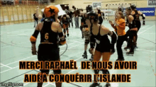 roller derby players on a court with the words merci raphael de nous avoir aide a conquerir l' islande on top