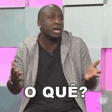 a man in a grey jacket says o que ?