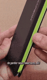a person is holding a cell phone with the words de perder seus conectores on the bottom right