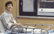 도경수 미소 입원 베시시 헤헤헤 환자복 입원한 병원 병상 엑소 GIF - Do Kyungsoo Smile Hospitalization GIFs