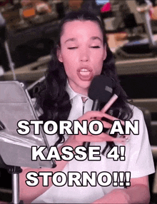a woman singing into a microphone with the words " storno an kasse 4 " written below her