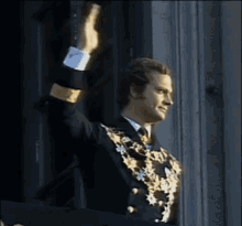 The Swedish King Carl Xvi Gustaf Waves GIF - Wave Hello King GIFs