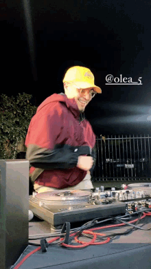 Olea Soulection GIF - Olea Soulection Shoulder Shimmy GIFs