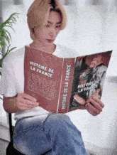 a man is reading histoire de la france in french