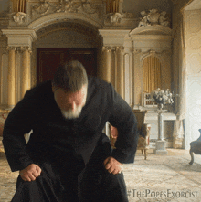 Standing Up Father Gabriele Amorth GIF - Standing Up Father Gabriele Amorth Russell Crowe GIFs