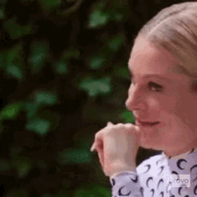 Pointing Finger Housewives Of New York GIF - Pointing Finger Housewives Of New York Laughing At You GIFs
