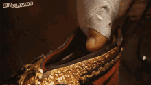 a close up of a person 's foot with the words bitplayas above