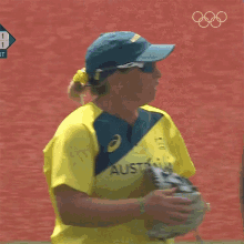 Looking Around Stacey Mc Manus GIF - Looking Around Stacey Mc Manus Australia Softball Team GIFs
