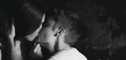 Гифки мужчина и женщина страсть. Грубый страстный поцелуй. Поцелуй с языком гифка. Страстный поцелуй гиф. Живой поцелуй.