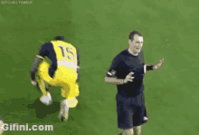 Arbitro Se Cae Por Caminar Para Atras GIF - Referee Football Walking Backwards GIFs