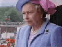 Queen Elizabeth The GIF - Queen Elizabeth The Binoculars GIFs