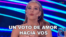 a woman says un voto de amor hacia vos in front of a colorful background