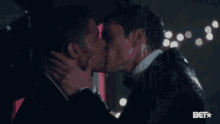 Kissing Love GIF - Kissing Love Kissing Under The Rain GIFs