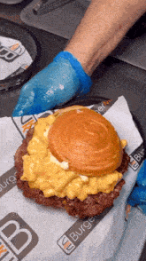 Mac N Cheese Burger Food GIF - Mac N Cheese Burger Food Burgers GIFs