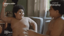 two boys are sitting on a couch with the words original globoplay on the bottom left
