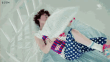 황민현 잠꼬대 잠 졸려 짜증 성질 베개 킥 침대 뉴이스트 GIF - Hwang Minhyun Sleep Talking Sleepy GIFs