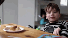 Eating Carson Crosby GIF - Eating Carson Crosby Claire And The Crosbys GIFs