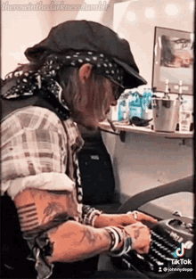 Johnny Depp Typing Machine GIF - Johnny Depp Typing Machine Johnny Depp Tik Tok GIFs